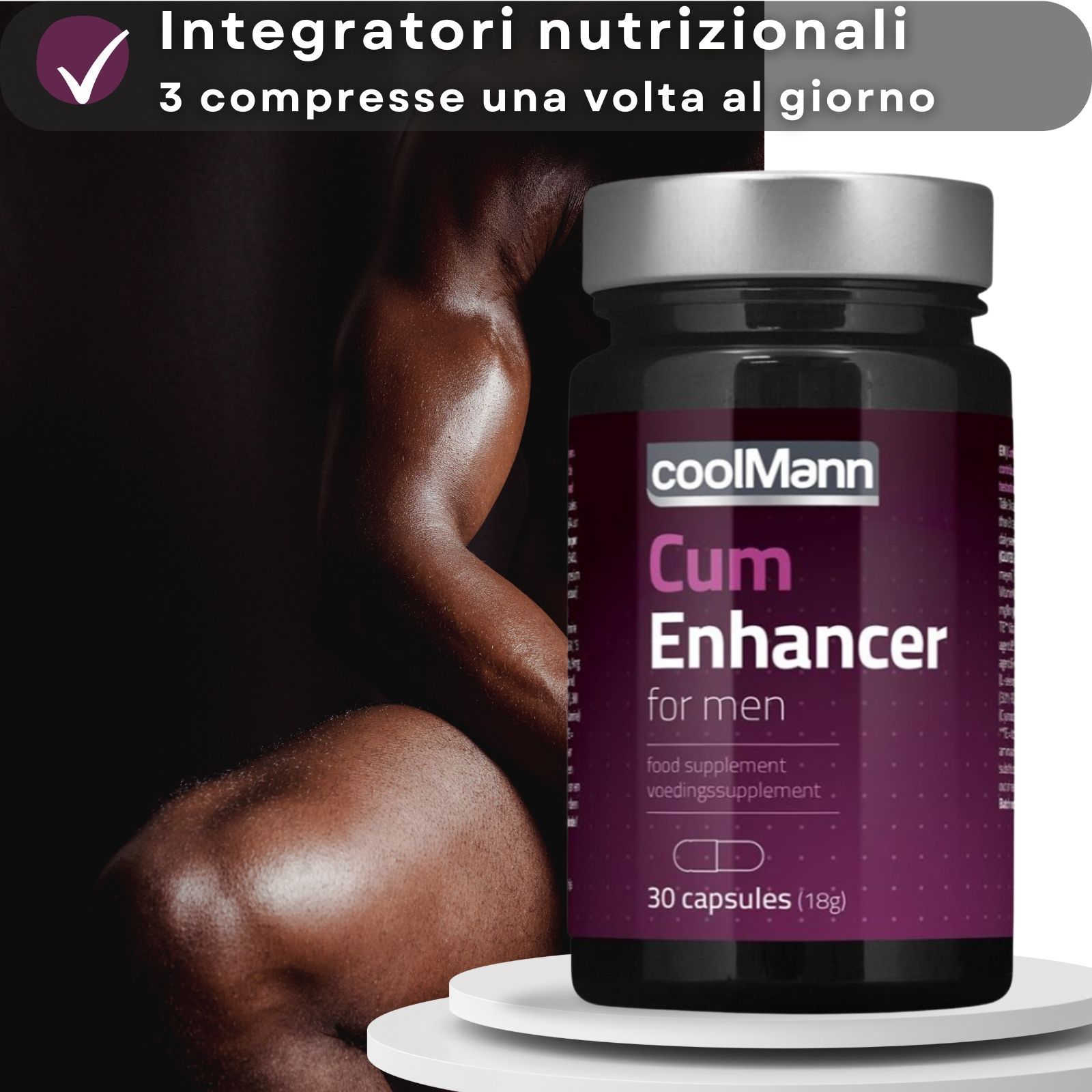 Flacone e confezione del prodotto. Testo: "coolMann Cum Enhancer for men". Una capsula in mano. Uomo muscoloso sullo sfondo.