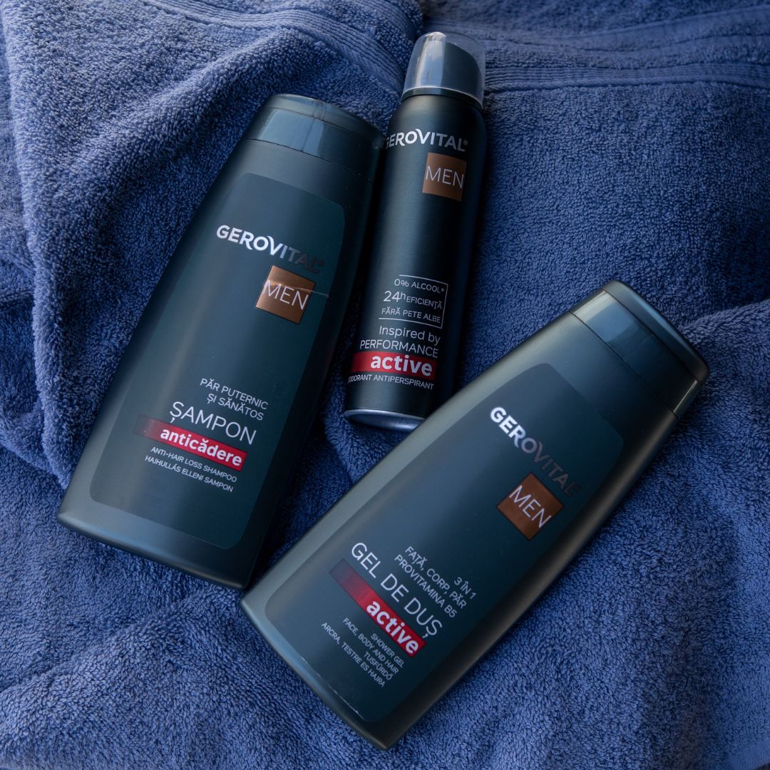 Prodotti Gerovital Men su un asciugamano blu. Shampoo, gel doccia e spray per capelli.