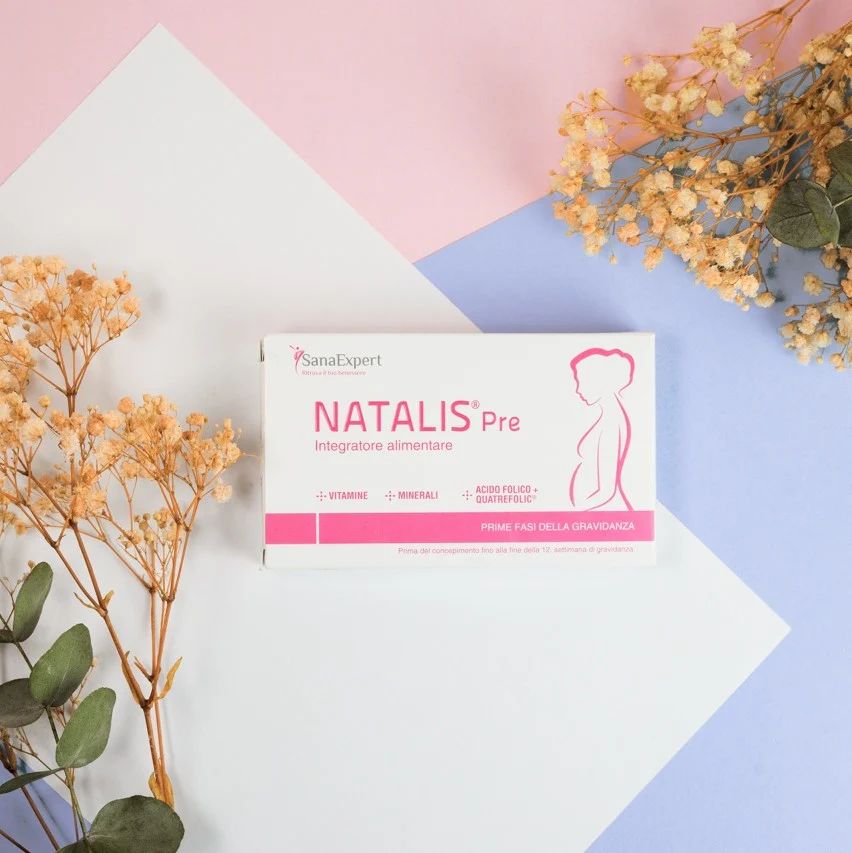 Confezione SanaExpert Natalis Pre su sfondo colorato. Scritta: NATALIS Pre, silhouette donna incinta.