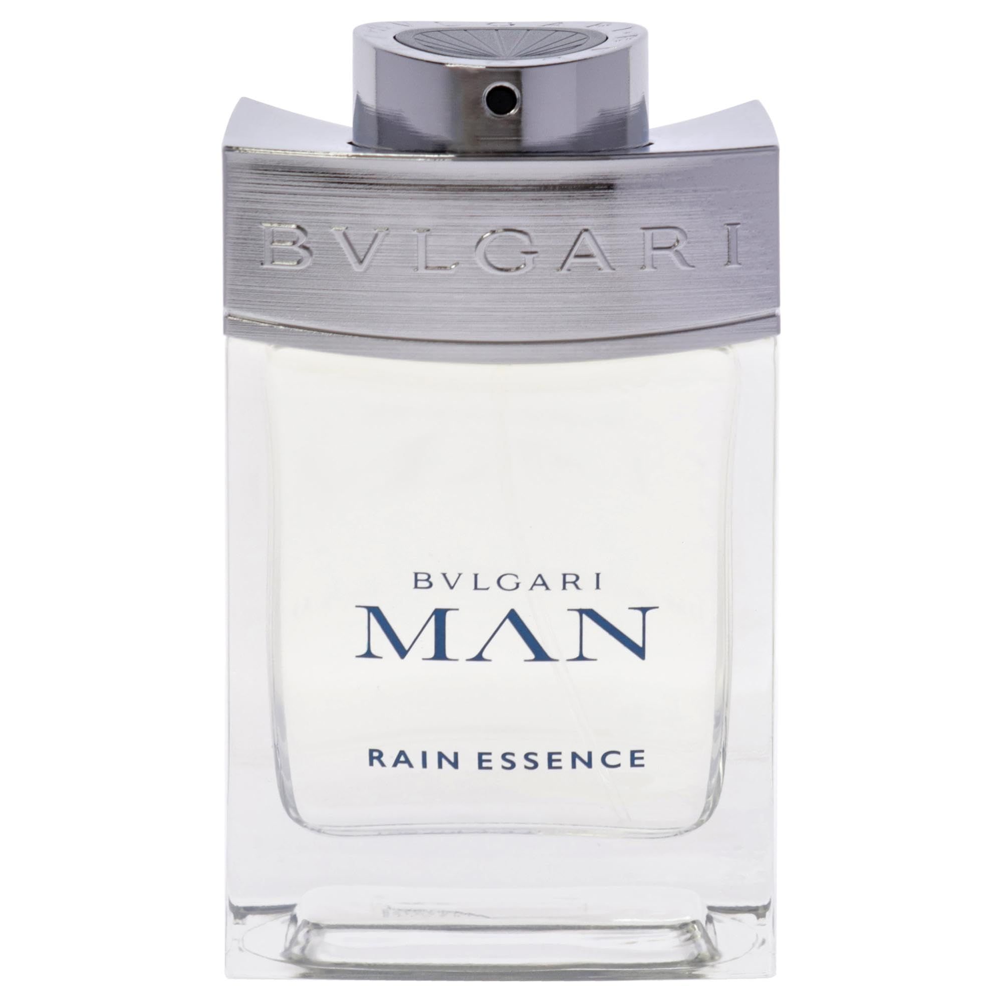 Flacone di Bvlgari Man Rain Essence Eau de Parfum. Forma quadrata, contenitore trasparente con tappo argentato.