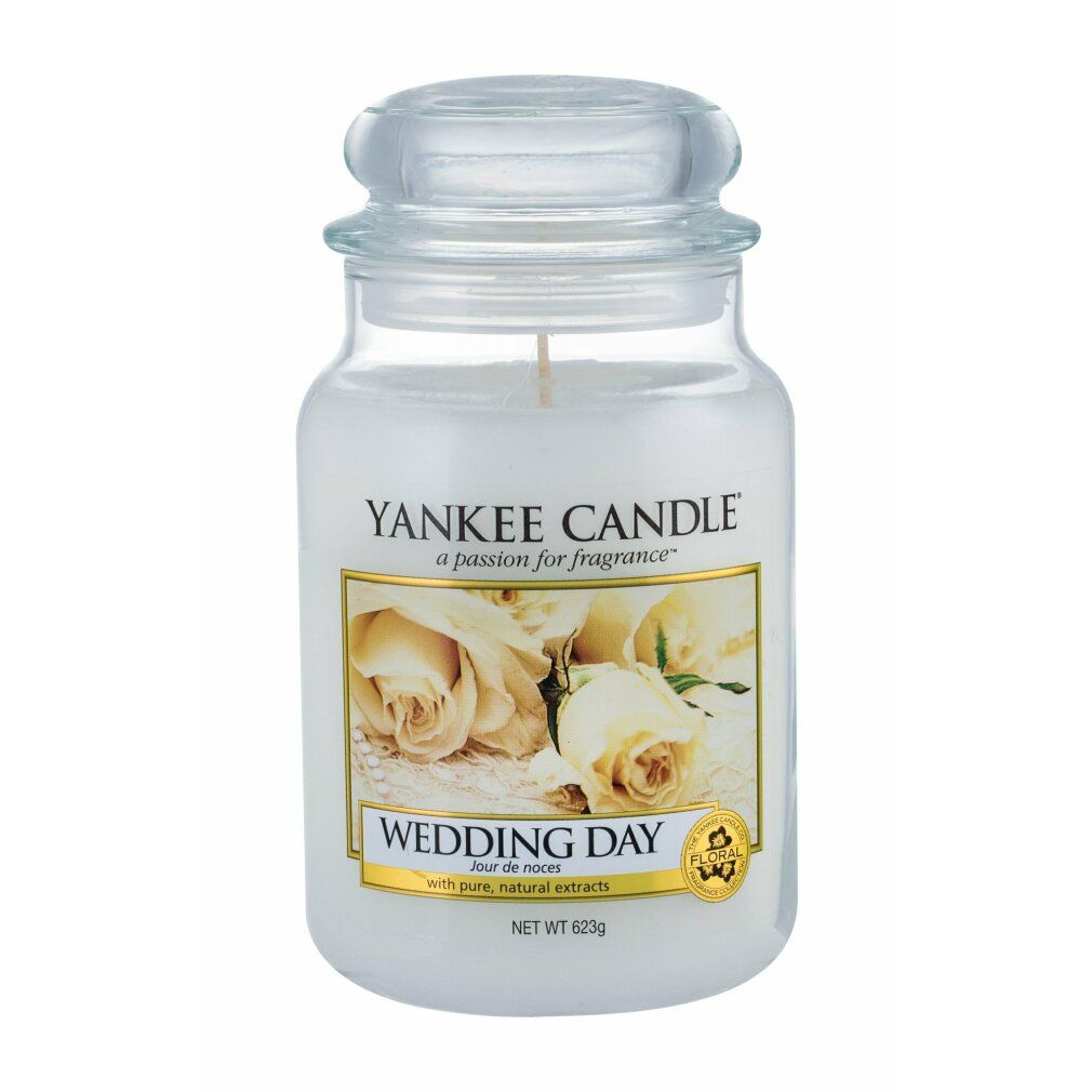 Candela in vaso con coperchio. Scritta: Yankee Candle Wedding Day. Etichetta con motivo floreale e peso.
