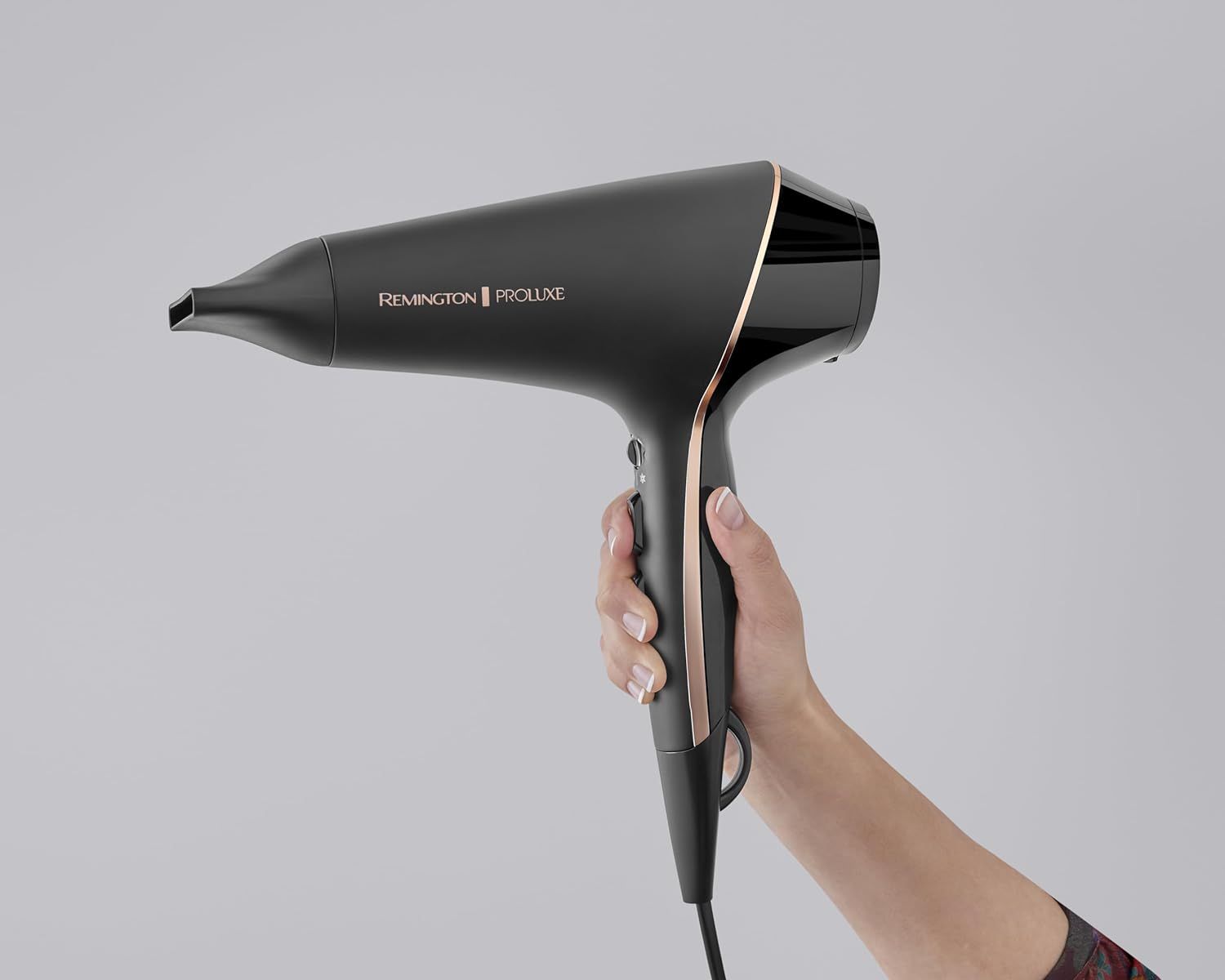 Asciugacapelli nero con dettagli dorati. Marchio Remington Proluxe. Con diffusore.