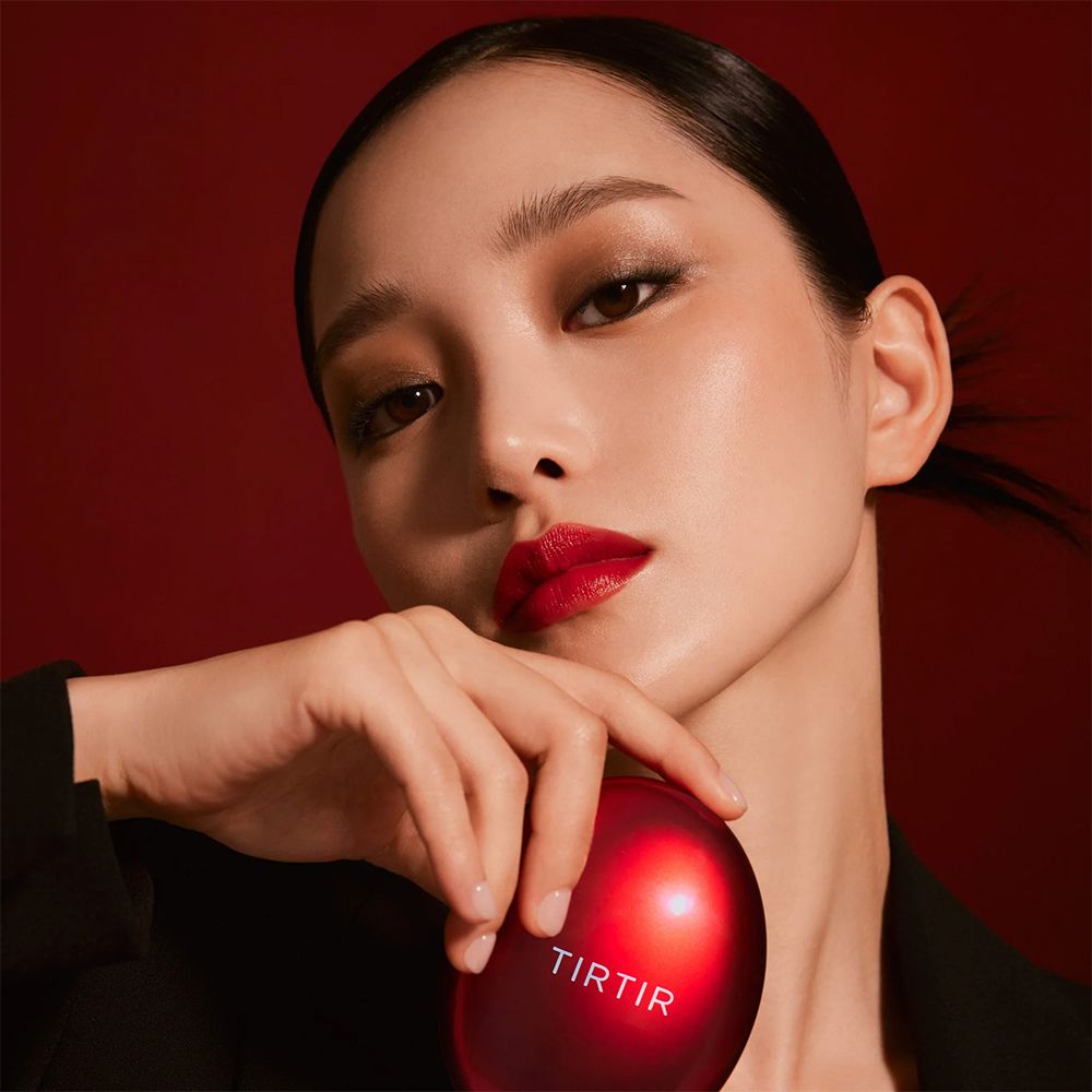 Donna che tiene un contenitore rosso. Marchio TIR TIR. Rossetto rosso.