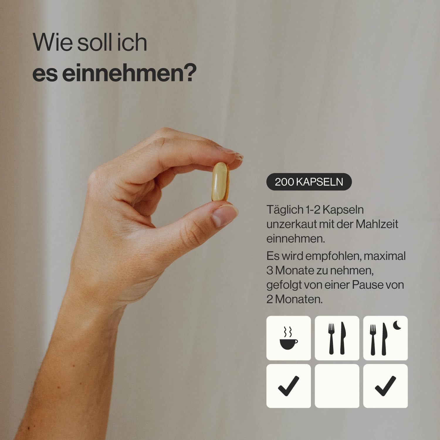 Una mano tiene una capsula. Testo: 200 capsule. Assumere 1-2 capsule al giorno con i pasti. Simboli: tazza, forchetta, forchetta e luna, spunta, spunta.