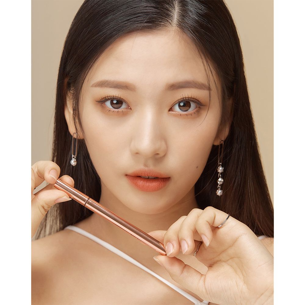 Donna che tiene una penna eyeliner marrone. La penna è color oro rosa. Scritta: BLACK ROUGE.