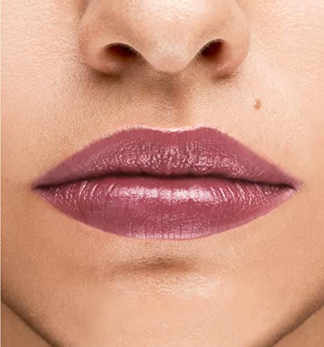 Primo piano di labbra truccate con rossetto rosa.