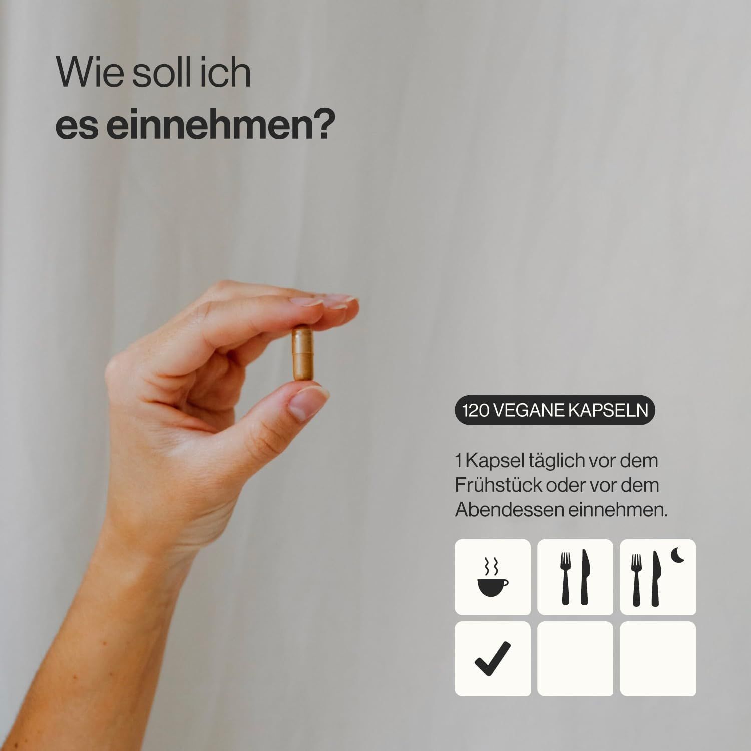 Una mano tiene una capsula. Testo: 120 capsule vegane. Assunzione: 1 capsula al giorno prima di colazione o cena.