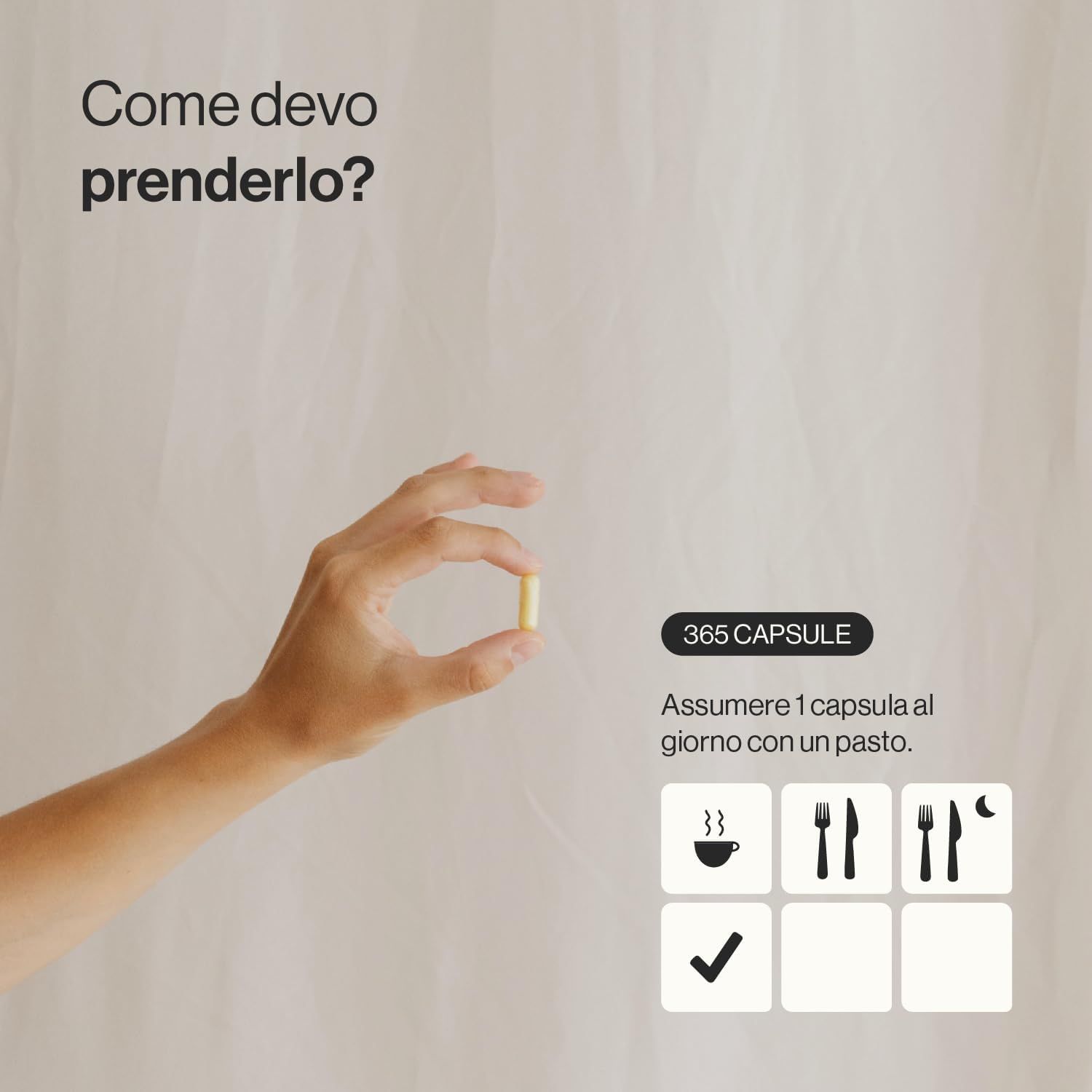 Mano che tiene una capsula gialla. Testo: 365 capsule. Raccomandazioni d'uso con simboli dei pasti. Testo in italiano.