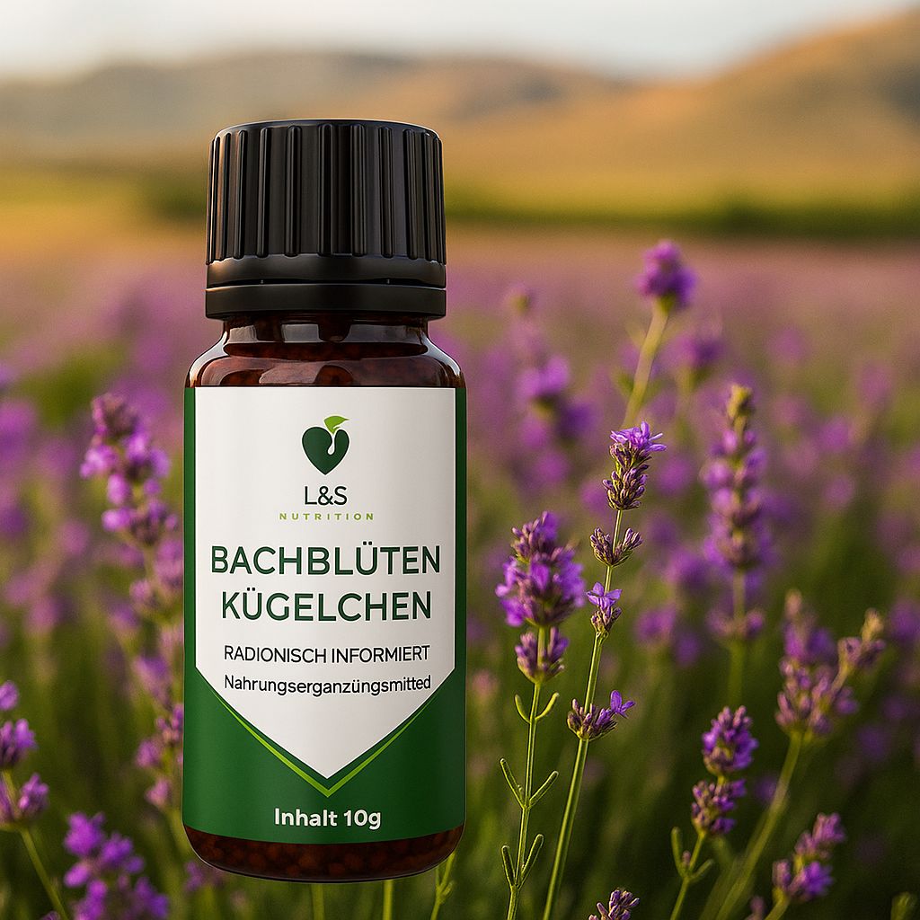 Flacone di vetro marrone con tappo nero. Etichetta verde e bianca con logo e testo: Bachblüten Kügelchen, contenuto 10g. Sfondo: campo di lavanda.