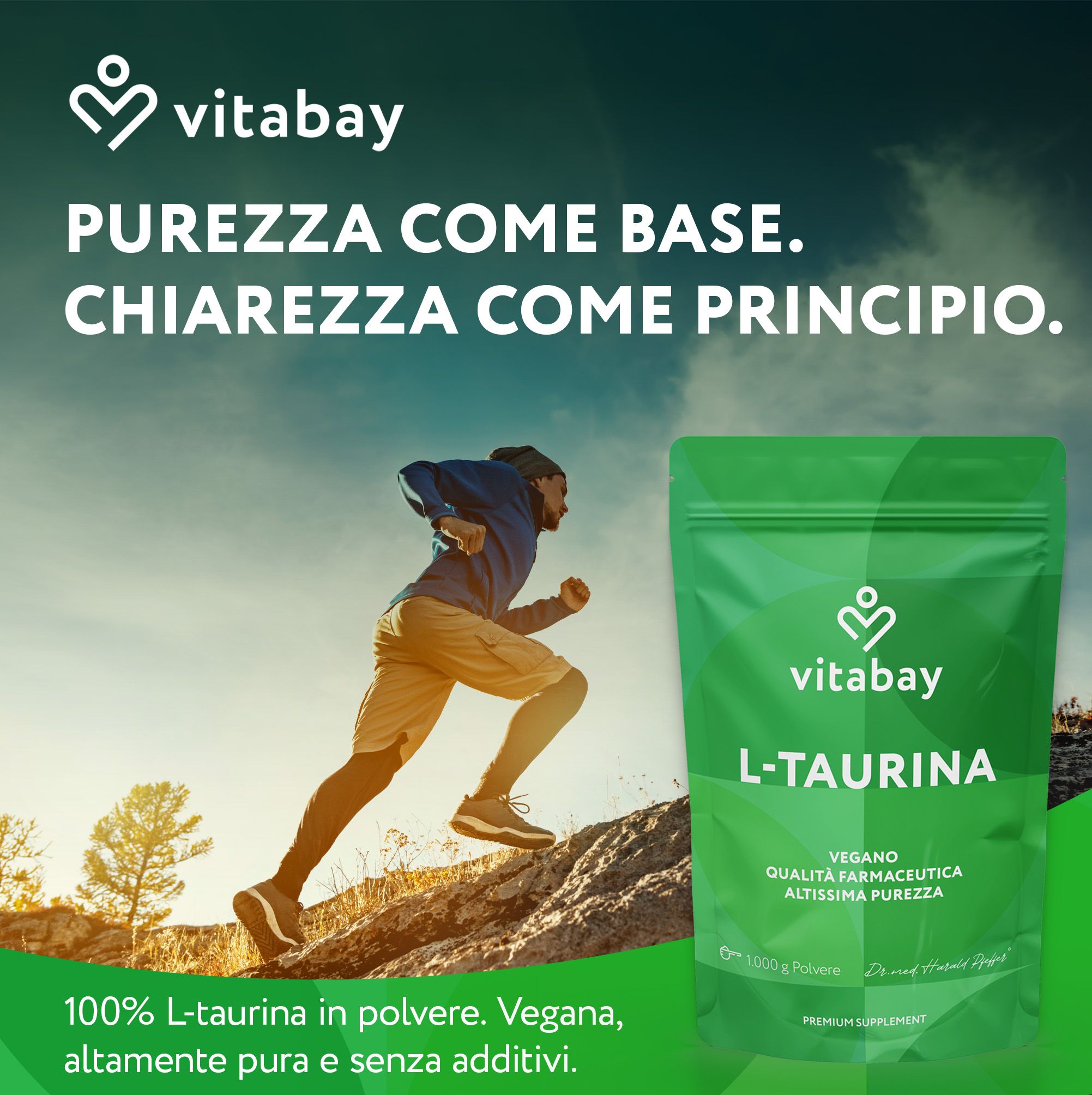 Un corridore su una collina con una busta di L-Taurina Vitabay. Testo: Purezza come base.