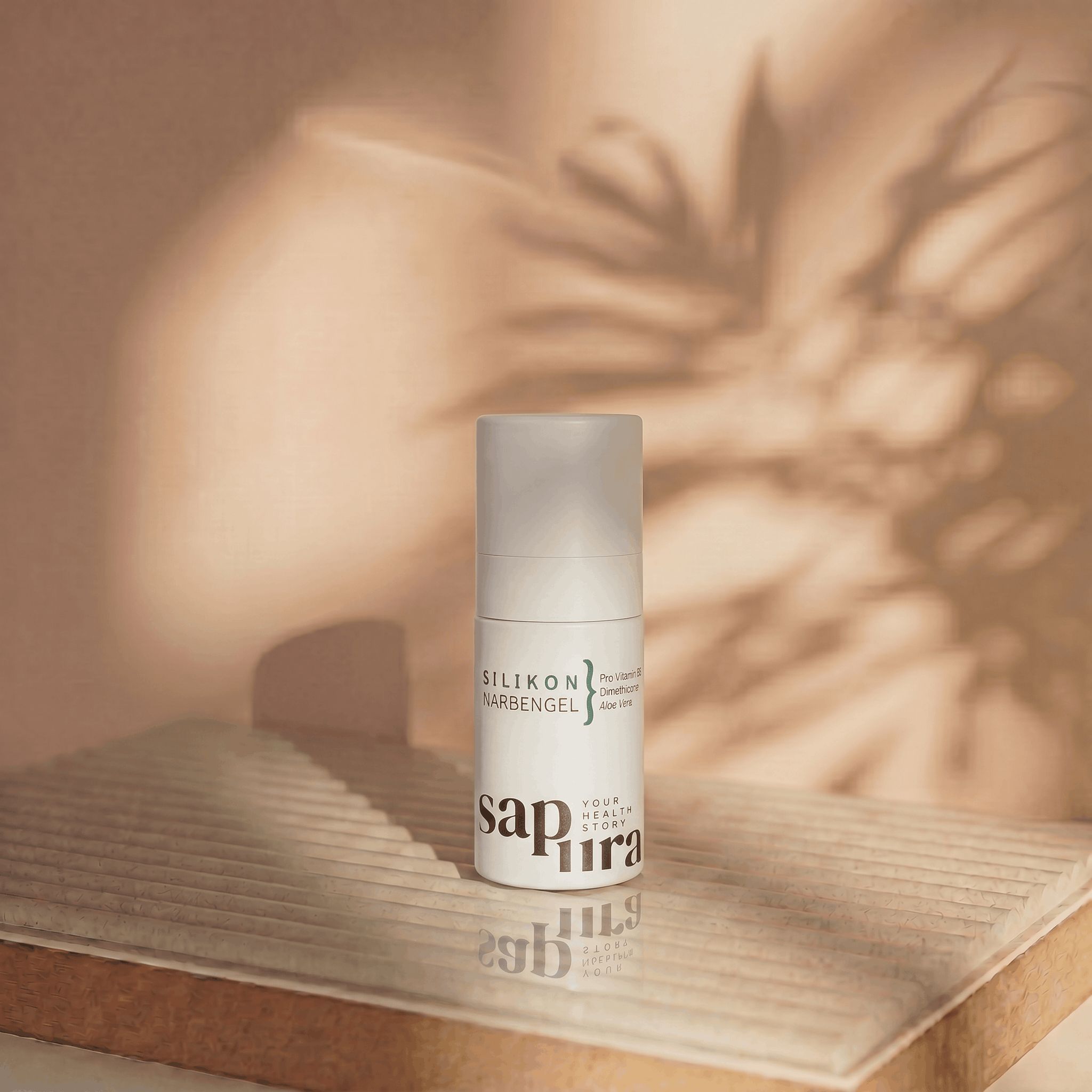 Flacone di gel di silicone per cicatrici, Pro-Vitamina B5 e Aloe Vera, su una superficie scanalata.