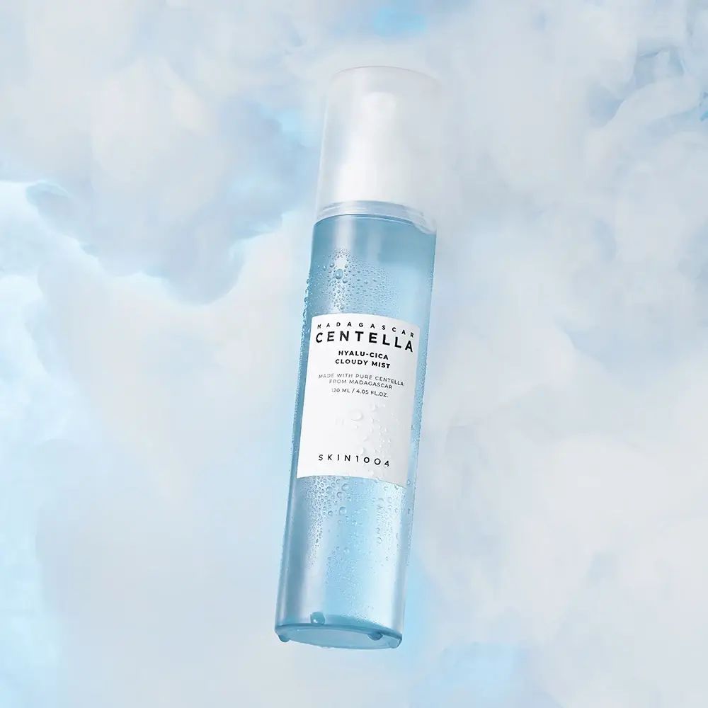 Flacone spray blu trasparente con nebbia. Scritta: MADAGASCAR CENTELLA, HYALU-CICA Cloudy Mist. SKIN1004.