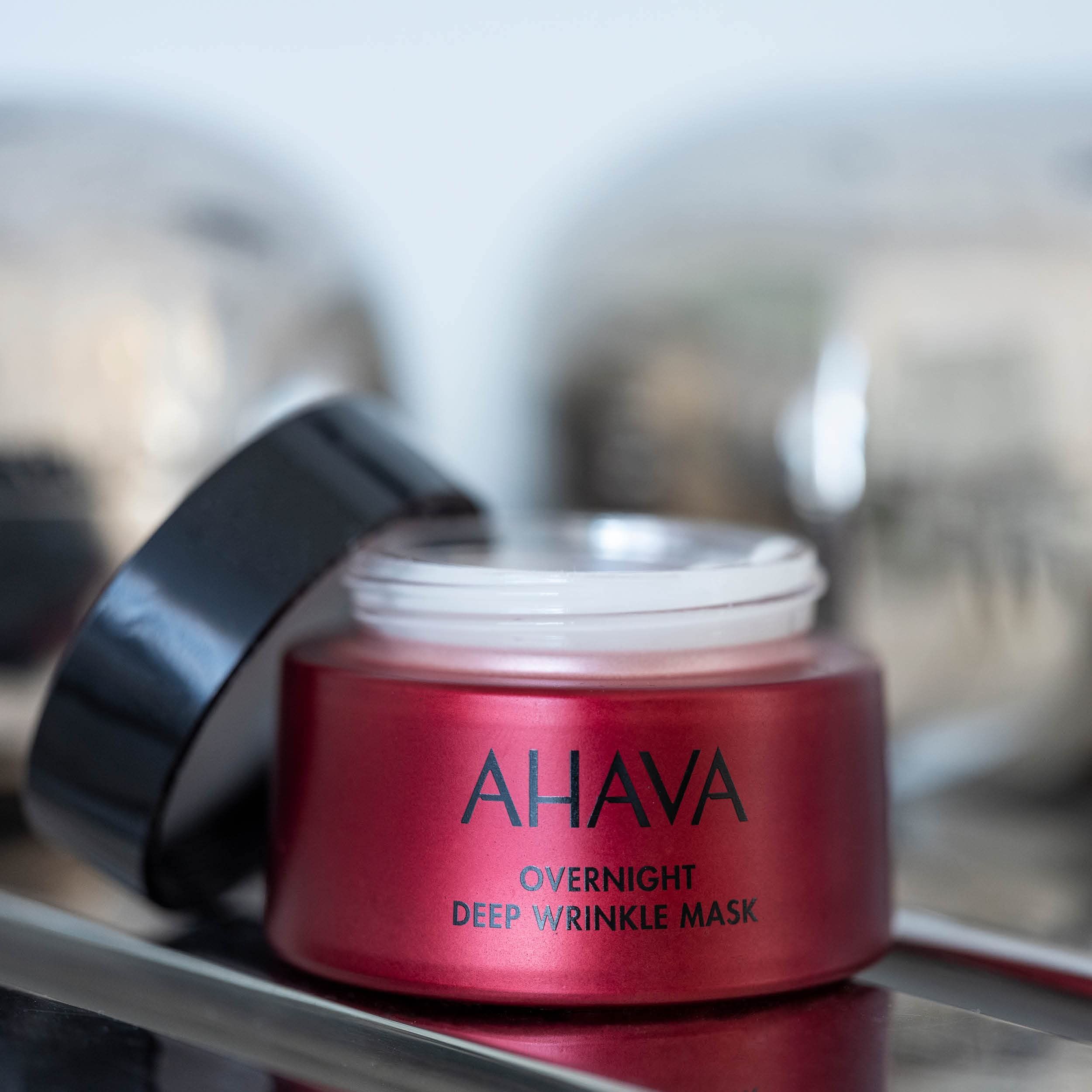 Maschera viso AHAVA con coperchio aperto. Vasetto rosso, coperchio nero, scritta.
