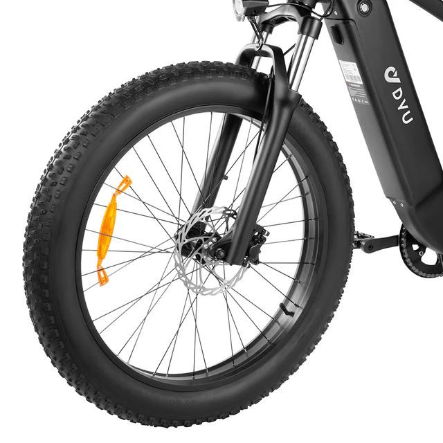 Primo piano della ruota anteriore di un'e-bike nera. Pneumatico largo. Disco freno. Logo DYU.