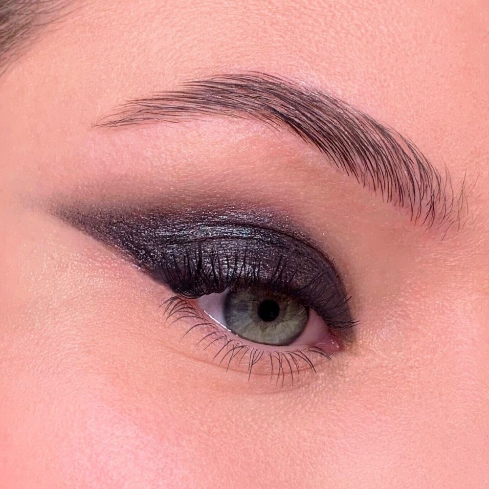 Occhio con ombretto nero. Ombretto scuro e intenso. Palpebra, ciglia, sopracciglio.