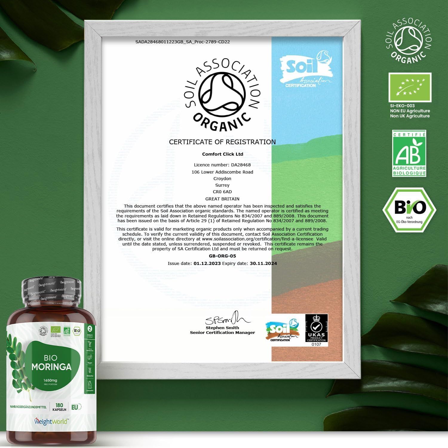 Certificato di Soil Association Organic. Logo di certificazione, testo e loghi. Una bottiglia di capsule di moringa bio è posta davanti al certificato.