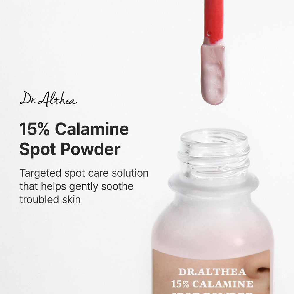 Flacone Dr. Althea 15% Calamine Spot Powder e applicatore con testo.