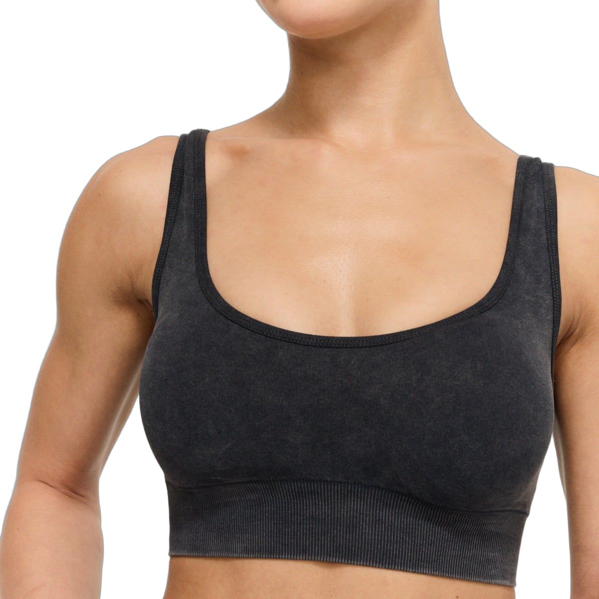 Primo piano di un reggiseno sportivo da donna antracite. Lavorazione senza cuciture, spalline larghe, orlo a coste.