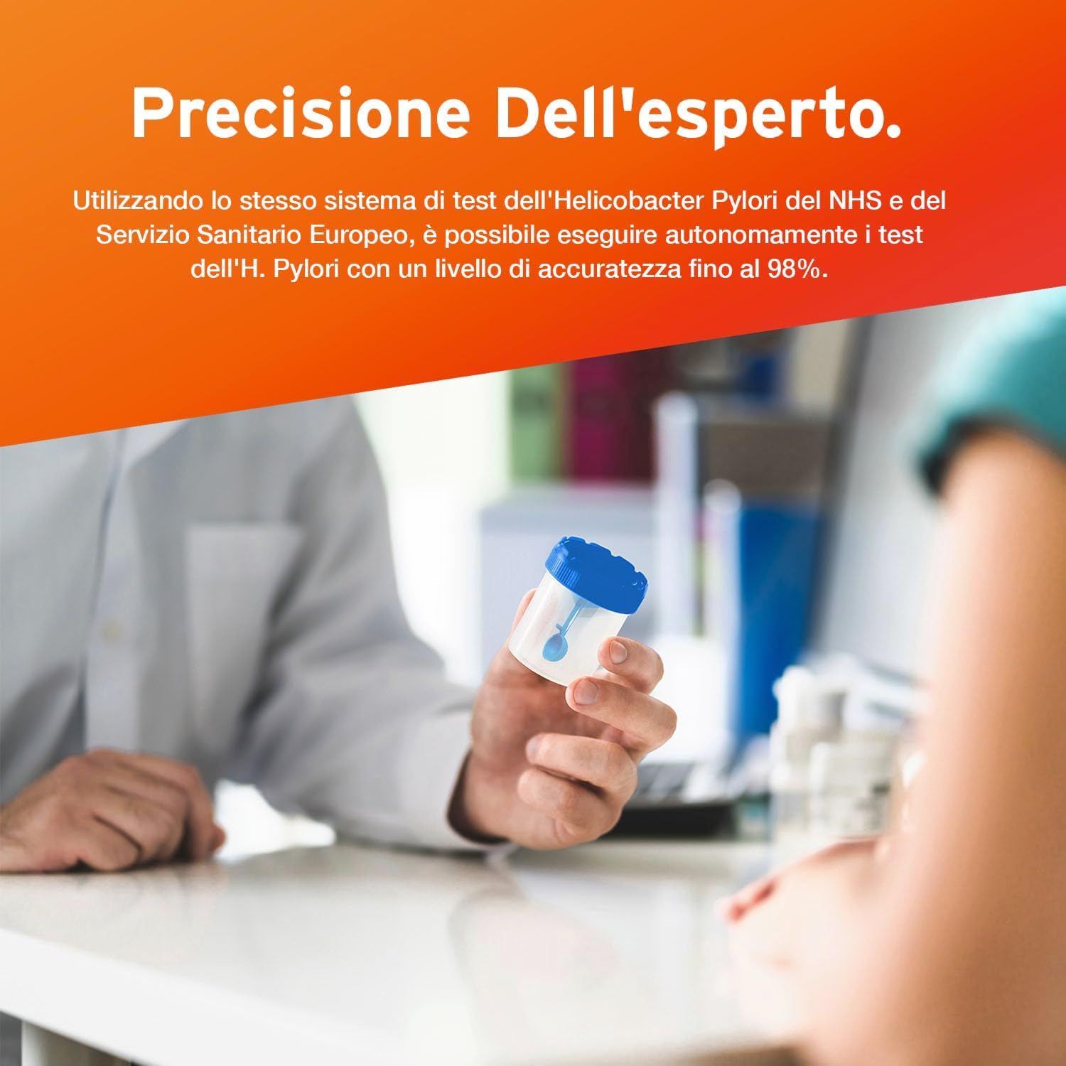 Persona che tiene un contenitore di prova. Testo: Precisione esperta. Testo: Utilizzando lo stesso sistema di test Helicobacter Pylori dell'NHS.