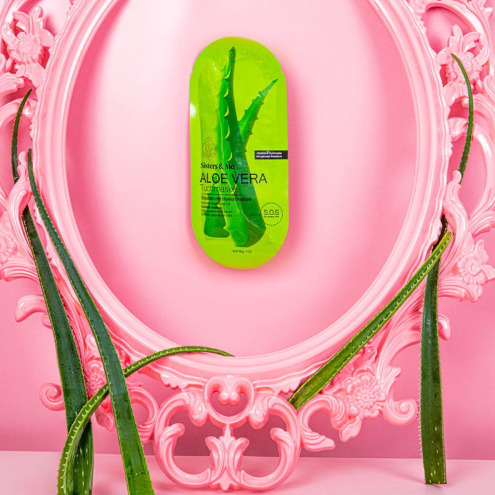 Maschera viso all'aloe vera in una cornice rosa. Prodotto Sisters & Me.
