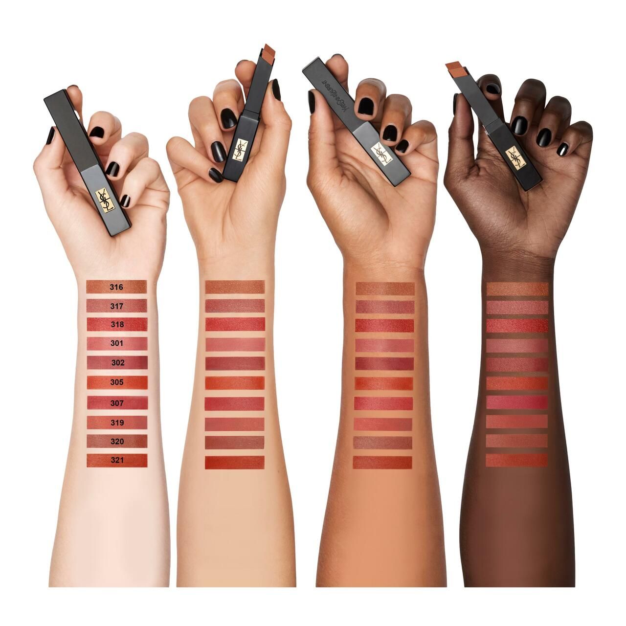Quattro braccia con campioni di rossetto. Diverse tonalità di pelle. Rossetti in astucci neri. Numeri dei colori visibili.