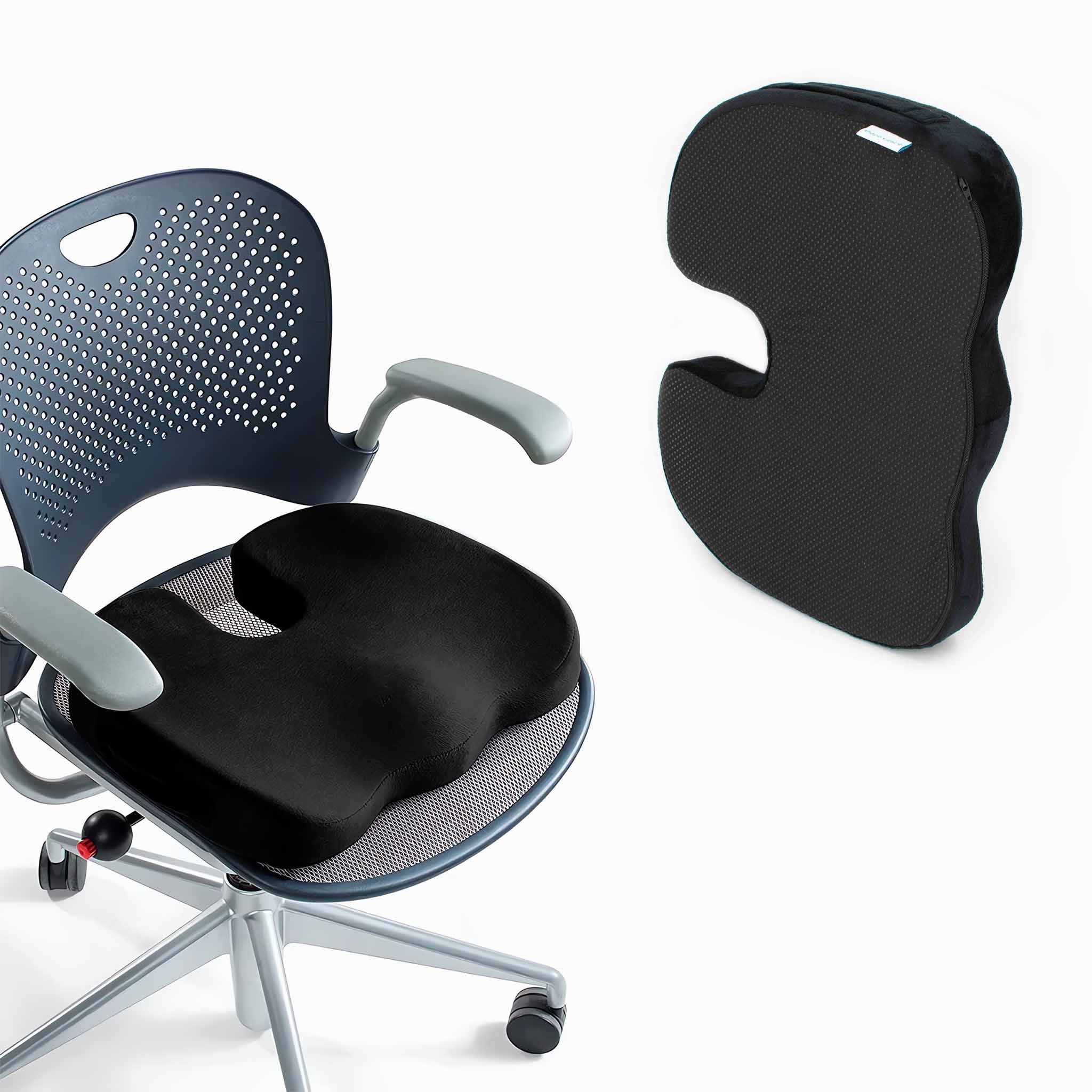 Cuscino ergonomico su una sedia da ufficio, con il cuscino accanto.