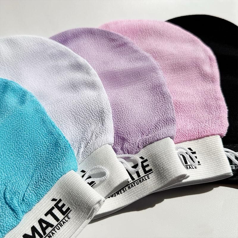 Diversi guanti Kessa in vari colori: bianco, turchese, viola, rosa, nero. Logo AMATE sul polso.