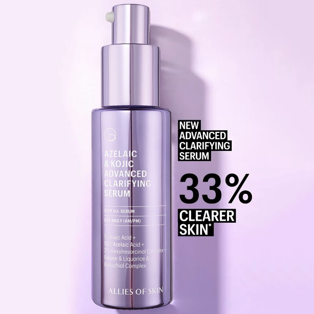 Flacone di siero viola con pompa. Testo: Azelaic & Kojic Advanced Clarifying Serum. 33% di pelle più chiara.