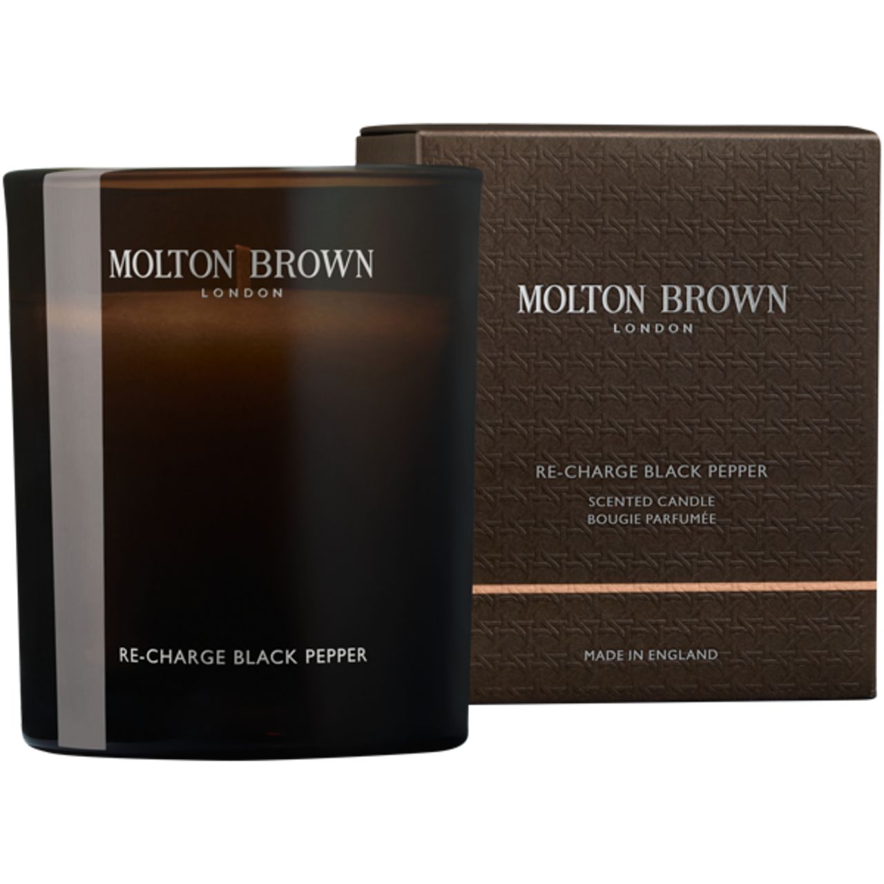 Candela nera e confezione. Scritta: Molton Brown London, Re-Charge Black Pepper. Made in England.