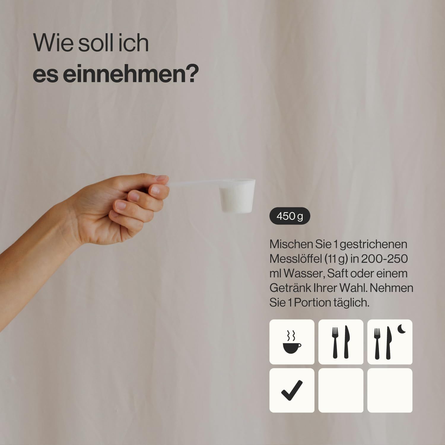 Mano con misurino. Testo: 450g. Mescolare 1 misurino (11g) in 200-250 ml di acqua, succo o bevanda. Assumere 1 dose al giorno.