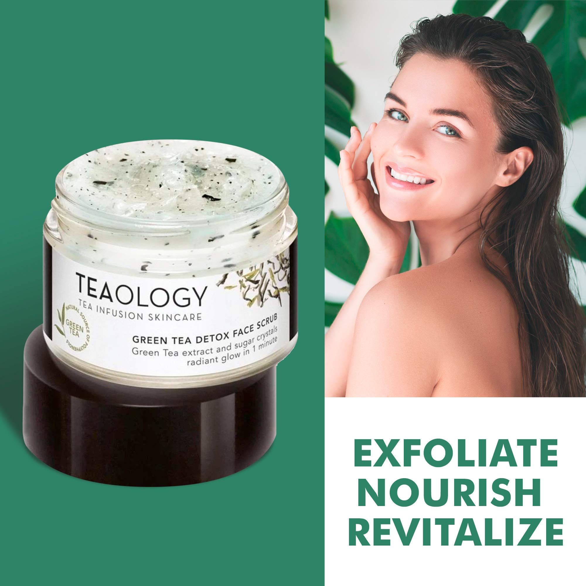 Vasetto di scrub viso accanto a donna. Scritto: Teaology, Green Tea Detox Face Scrub. Testo: Esfoliare, nutrire, rivitalizzare.
