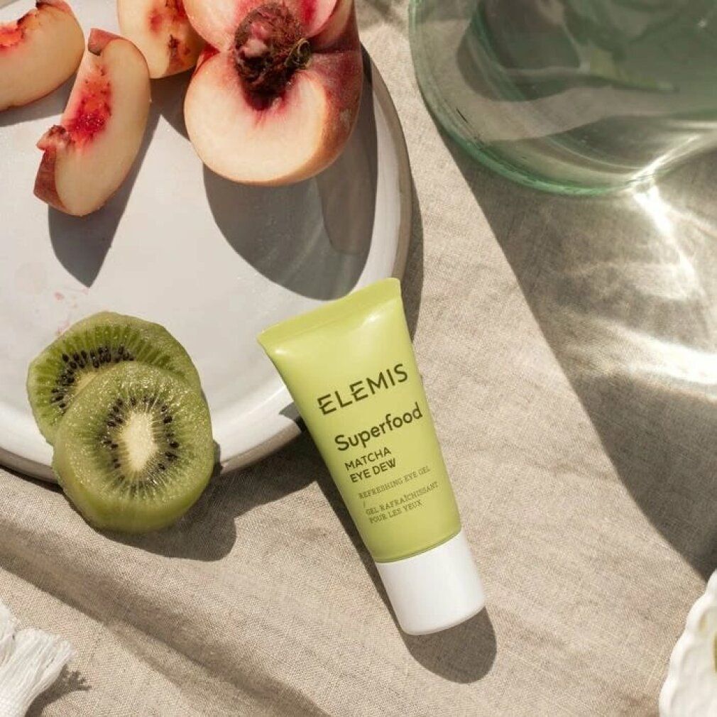 Tubo verde vicino alla frutta. Scritta: Elemis Superfood Matcha Eye Dew, Refreshing Eye Gel. Volume: 15ml.