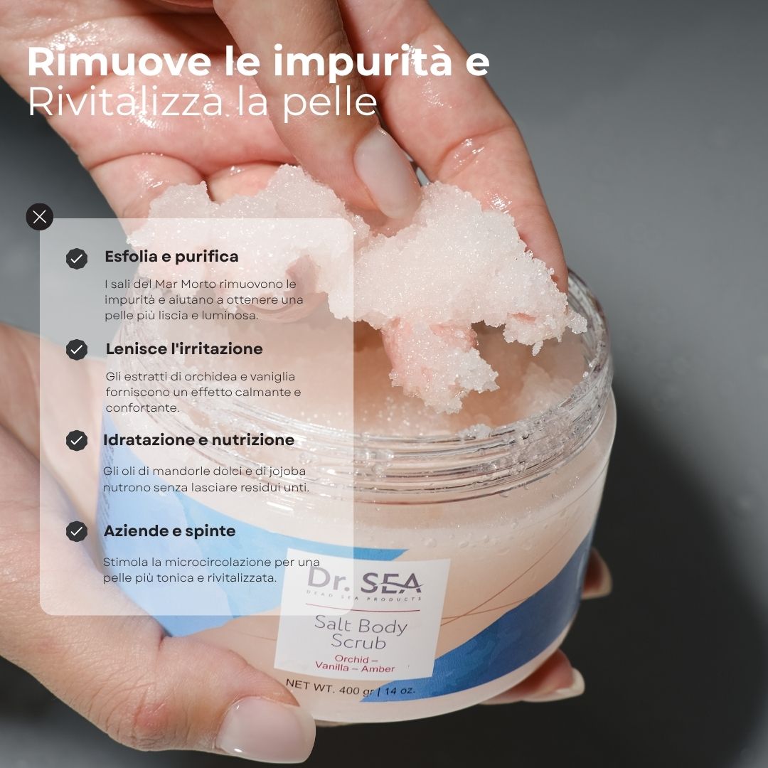 Mano che tiene lo scrub. Testo: Rimuove le impurità e rivitalizza la pelle. Prodotto: Dr. SEA Salt Body Scrub.