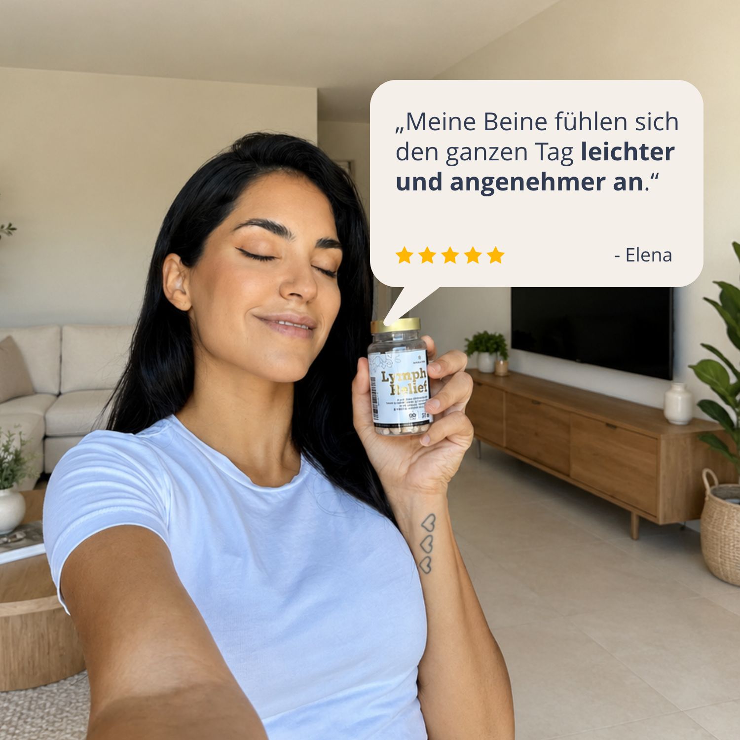 Donna tiene flacone Lymph Relief. Citazione: 'Le mie gambe si sentono più leggere'. Valutazione 5 stelle.