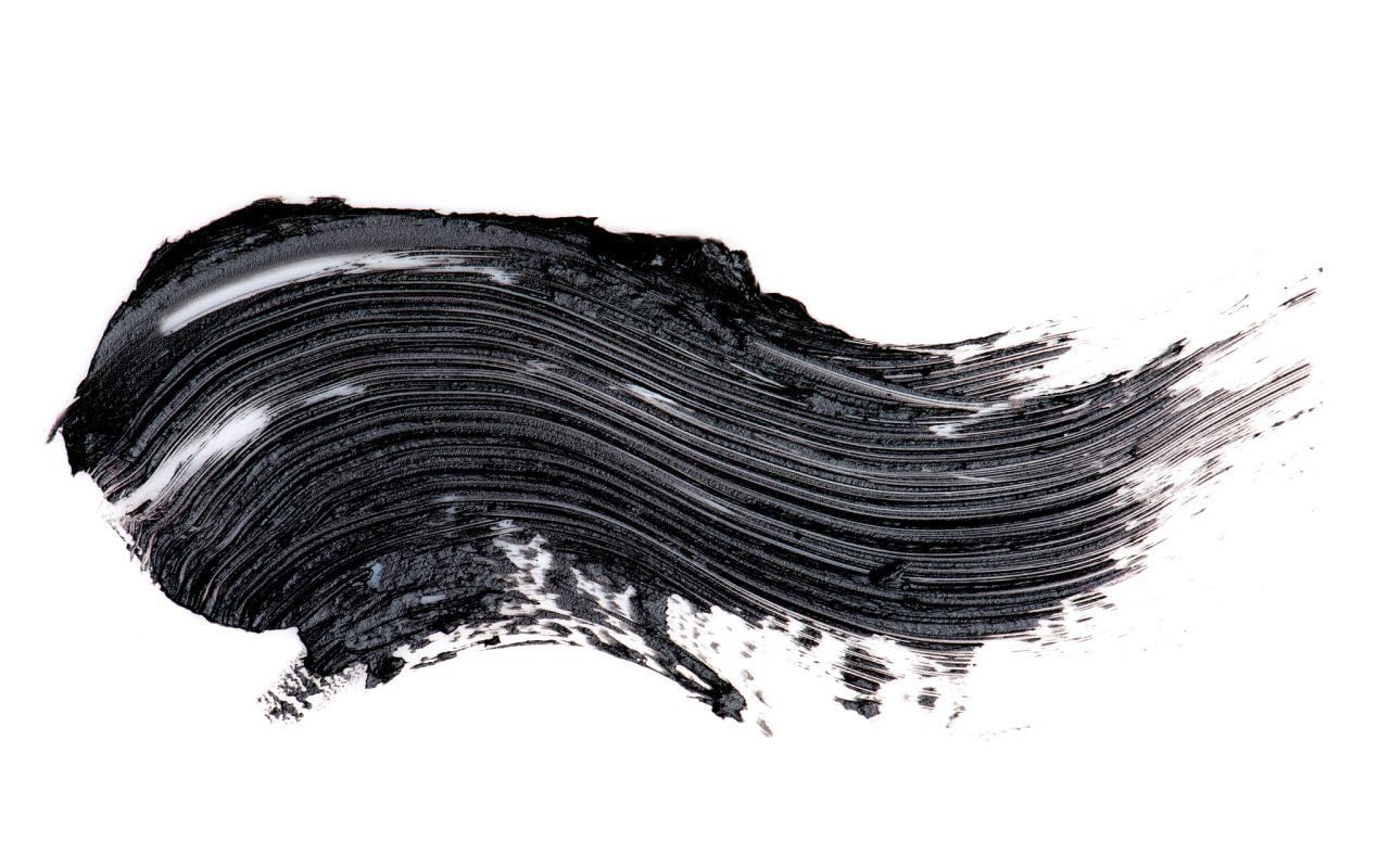Striscio di mascara nero. Texture ondulata. Caratteristica del prodotto: Nero intenso.