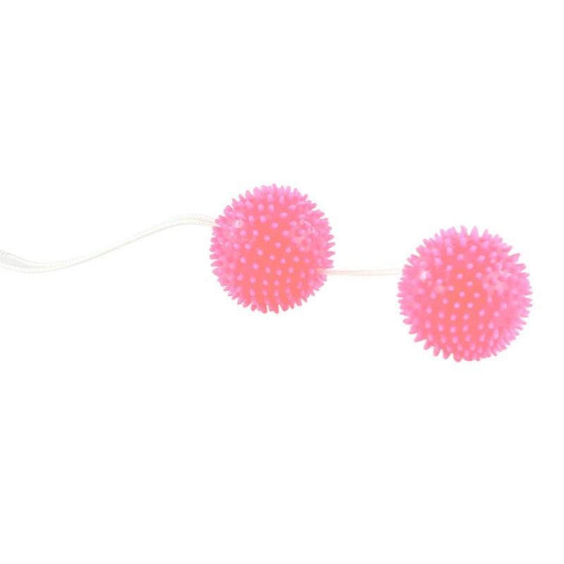 Due palline rosa con punte su un cordino, primo piano.