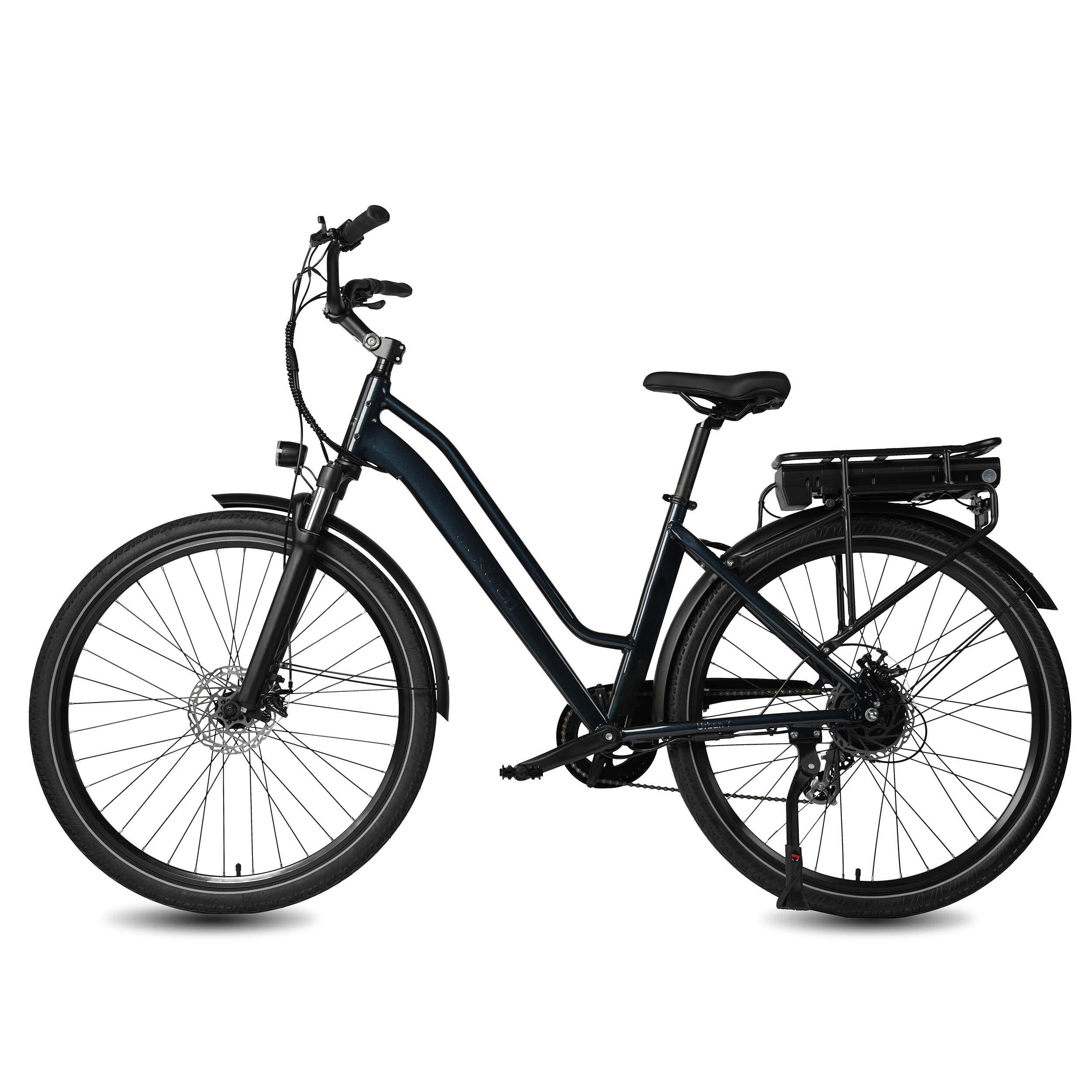 E-bike nera con batteria, portapacchi, parafanghi e cambio a 7 velocità. Logo Maxtron.