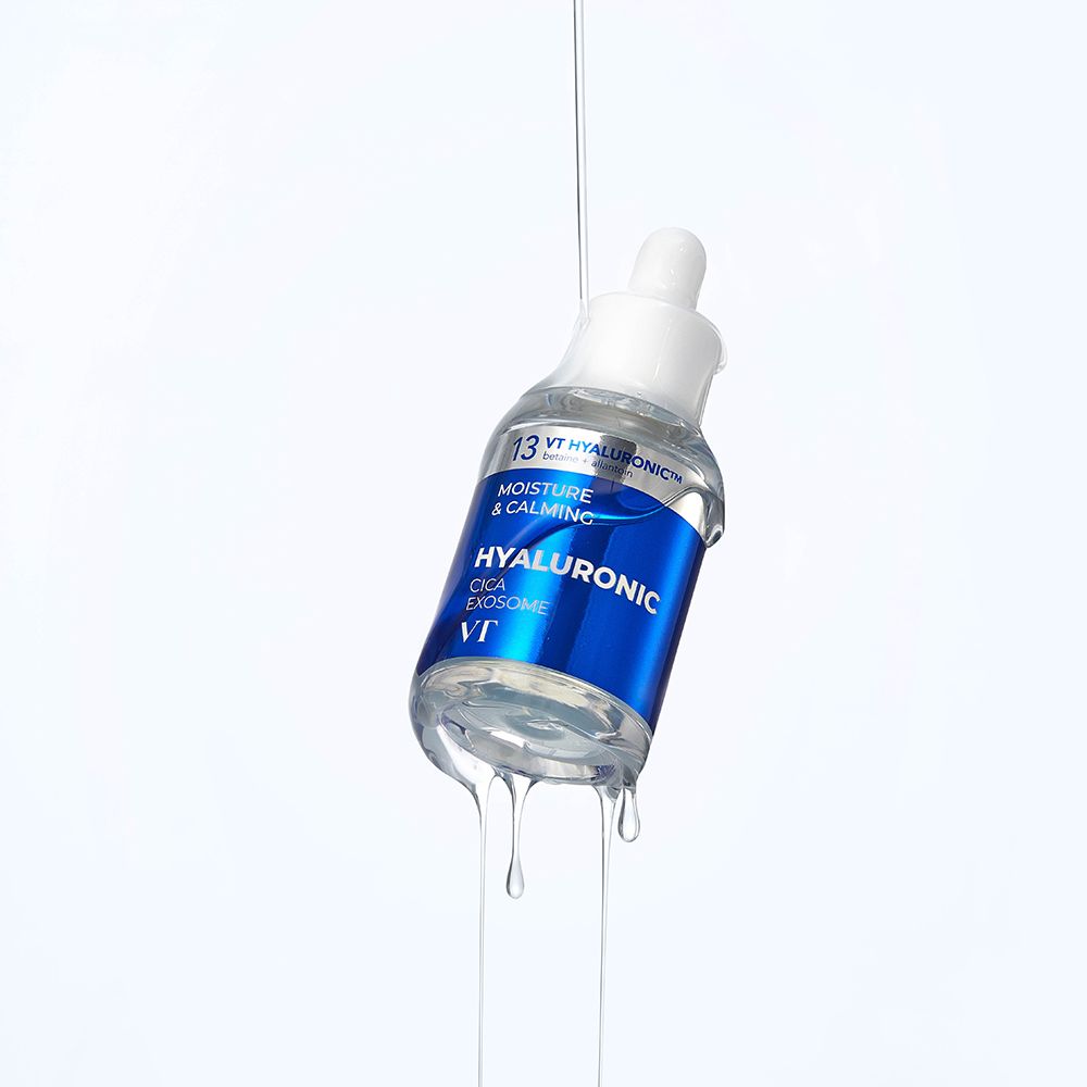 Siero trasparente in flacone blu. Gocce che cadono. Testo: Hyaluronic Cica Exosome, VT.