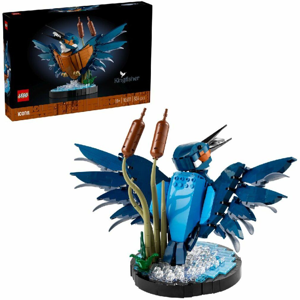 LEGO Icons 10331 Martin Pescatore. Modello blu-arancio con ali spiegate, su base con canne. Primo piano.