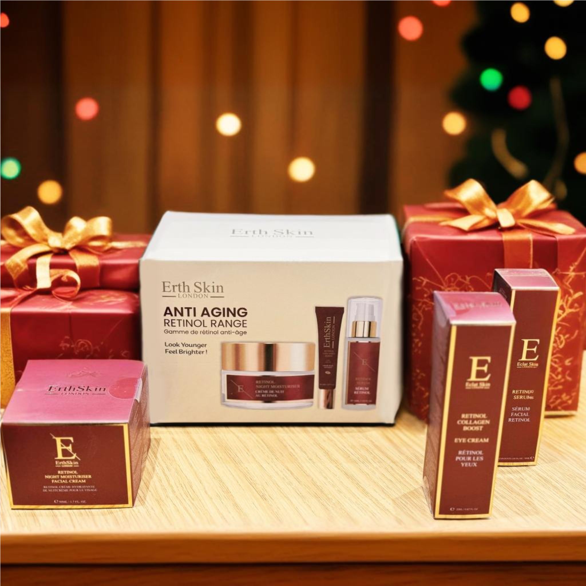 Confezione regalo con prodotti per la cura della pelle, circondata da confezioni regalo. Contiene crema, siero e crema occhi. Scritta: Anti-Aging Retinol Range.