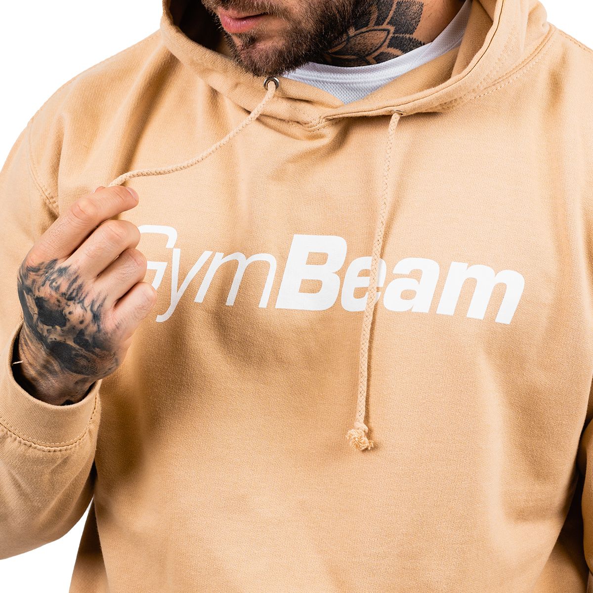 Primo piano dei cordini e del logo GymBeam bianco su una felpa color sabbia.