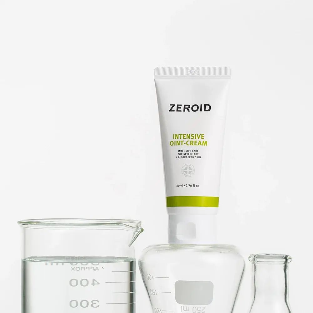 Tubo bianco ZEROID INTENSIVE OINT-CREAM su attrezzature di laboratorio. Sfondo: bianco.