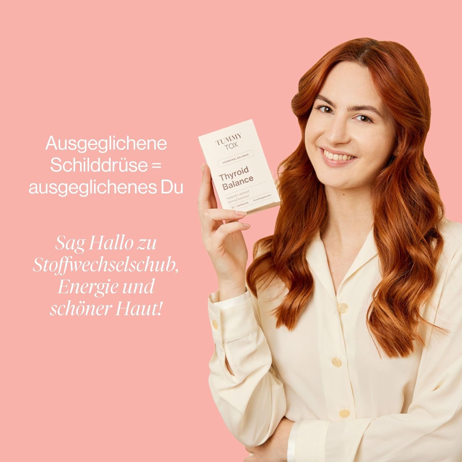 Donna che tiene una scatola. Scritta: TUMMY TOX, Thyroid Balance, Hormonal Balance, 60 capsule, integratore alimentare.
