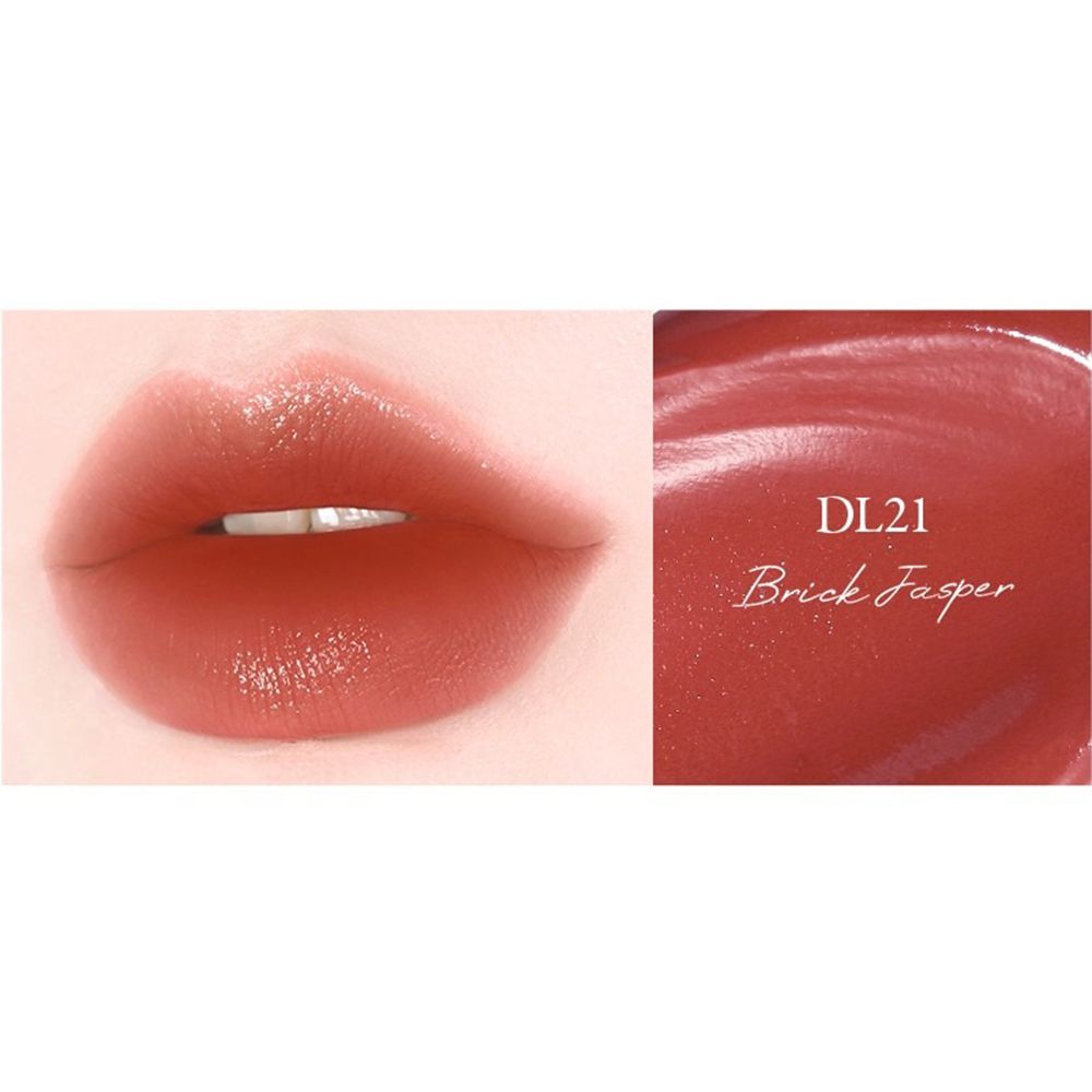 Primo piano di labbra con lucidalabbra. A destra: testo DL21 Brick Jasper su superficie lucida.