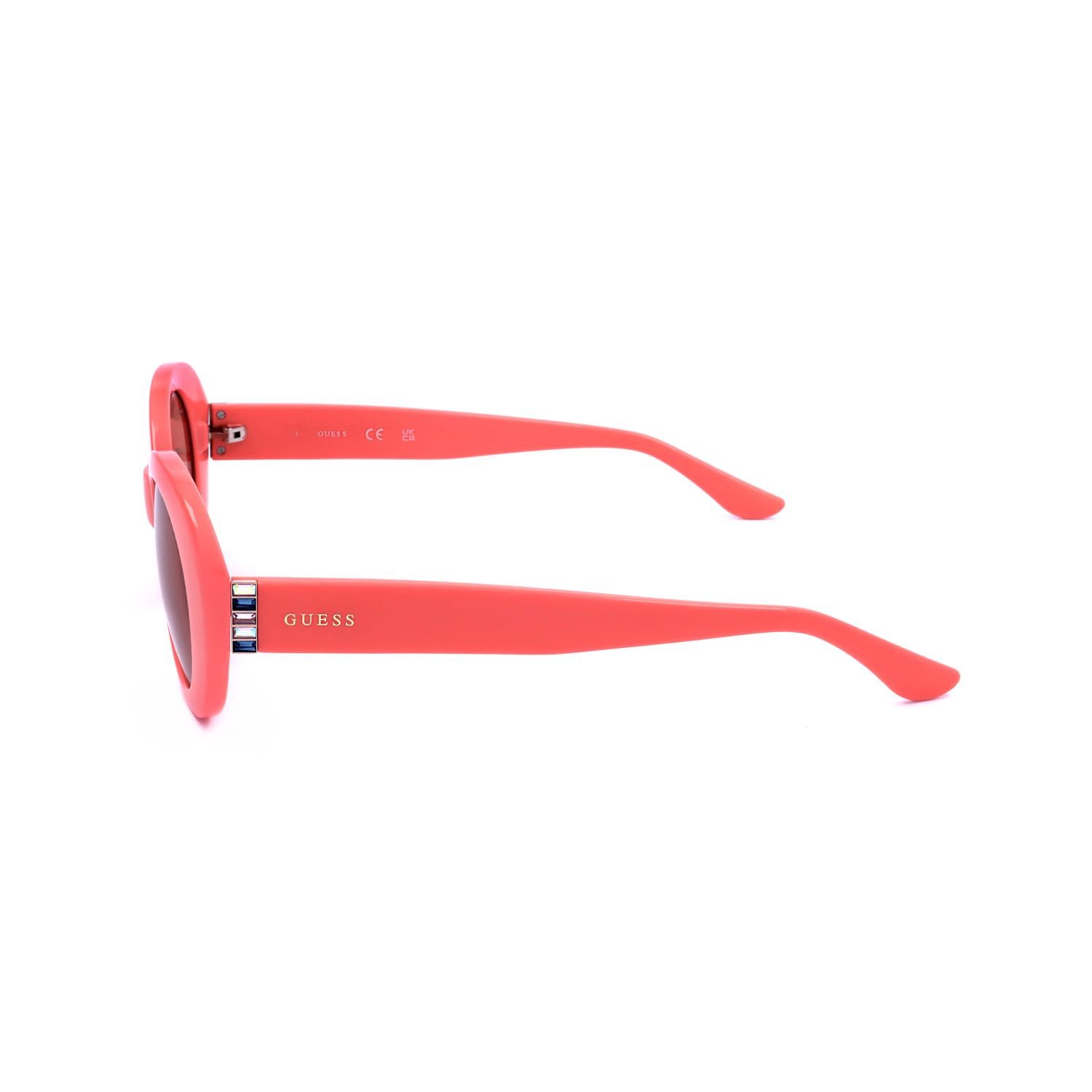 Occhiali da sole Guess corallo con montatura larga e lenti scure.