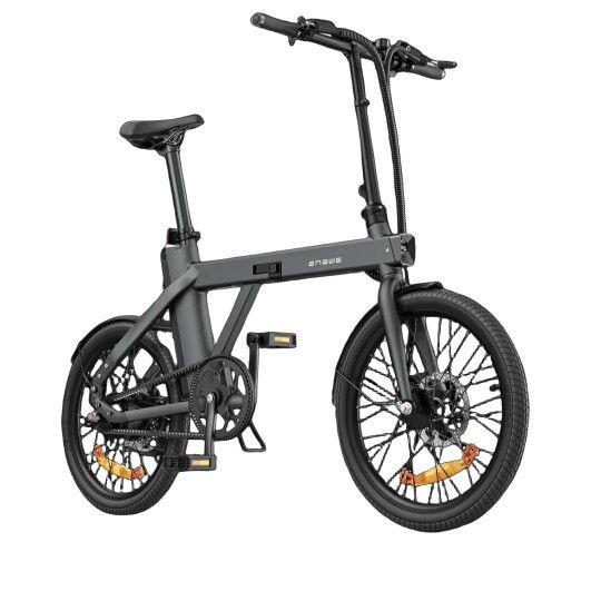 E-bike nera. Caratteristiche visibili: manubrio, sella, pedali, ruote con dischi freno arancioni. Su sfondo chiaro.