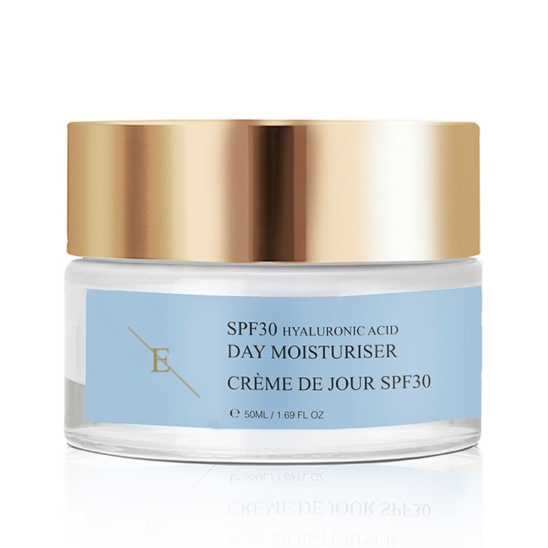Vasetto di crema giorno con coperchio dorato. Scritta: SPF30 Hyaluronic Acid Day Moisturiser, Crème de Jour SPF30. Etichetta chiara.