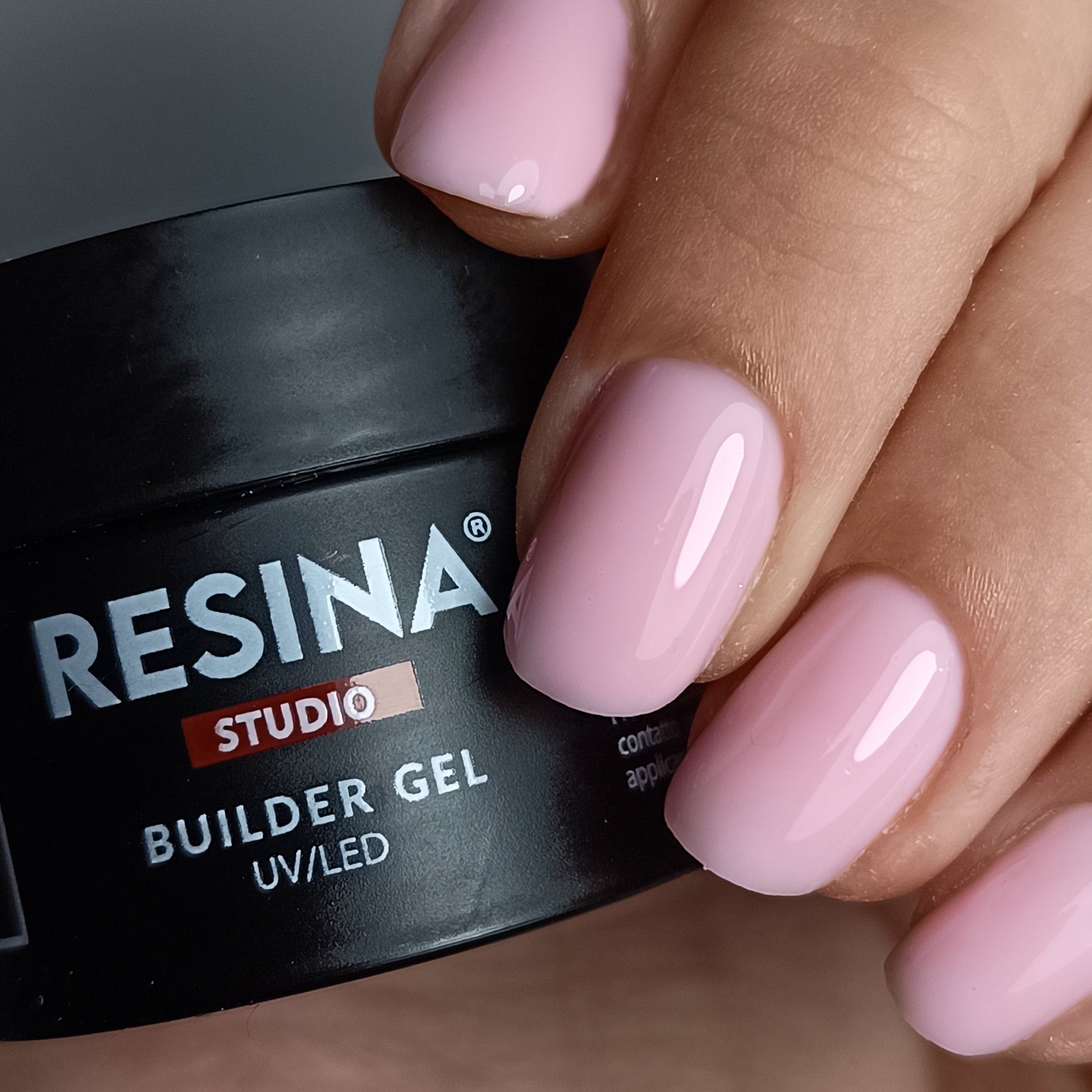 Vasetto nero con logo RESINA STUDIO e gel LIGHT PINK. Unghie smaltate rosa.