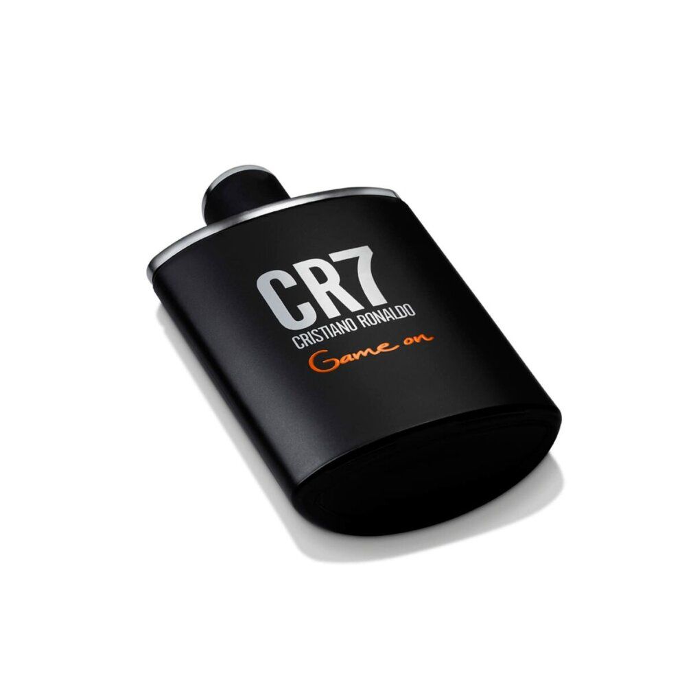 Tre prodotti CR7 Game On. Flacone nero e due scatole con logo e testo. Spray.