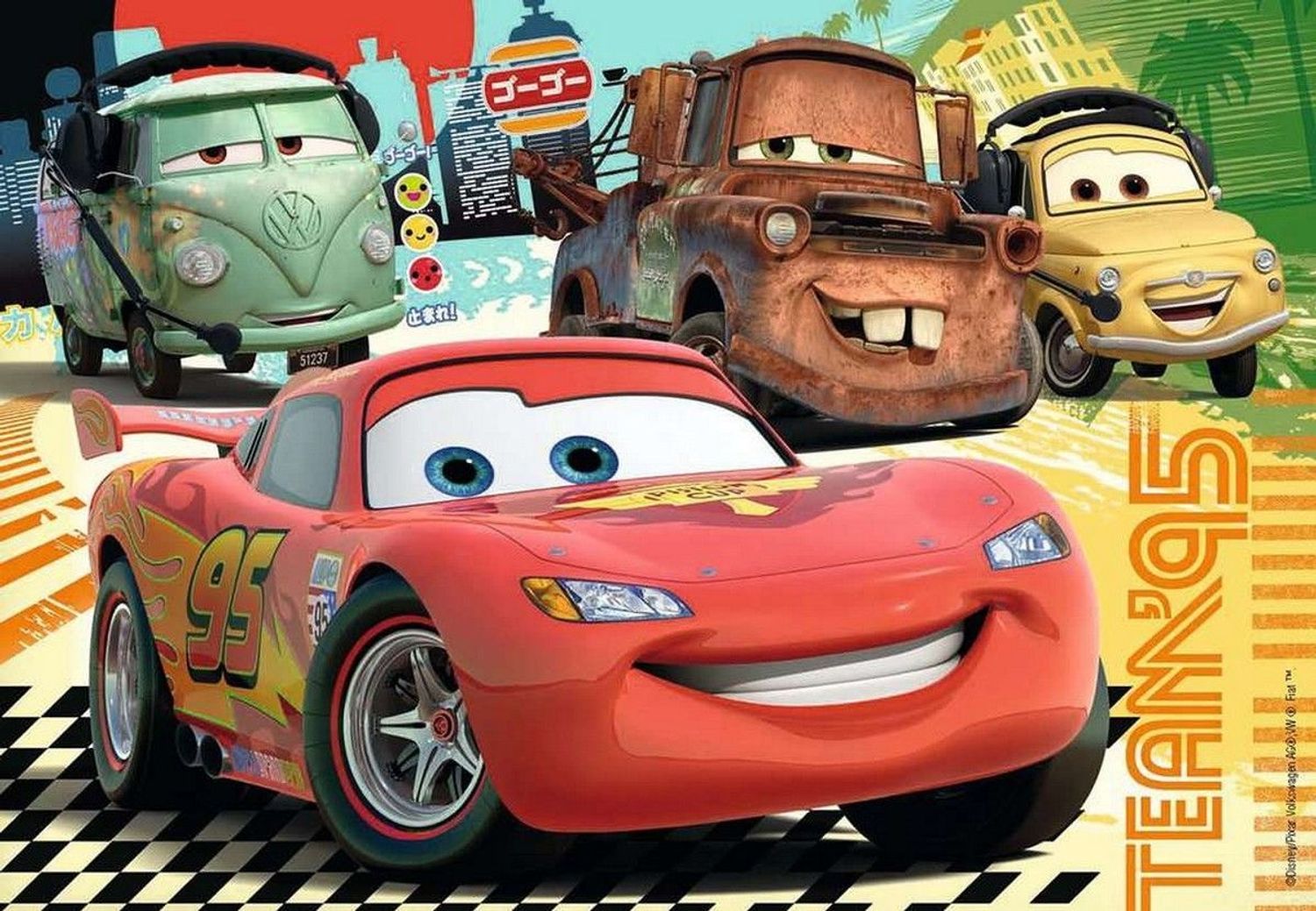 Puzzle con personaggi Cars. Auto da corsa rossa in primo piano, altre auto sullo sfondo. Motivo a scacchiera in basso.